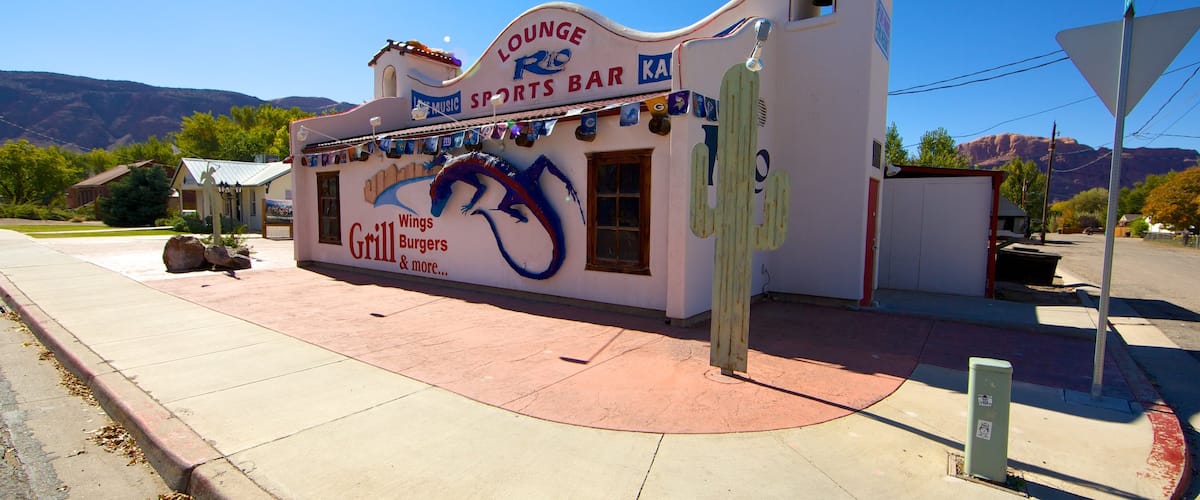 Moab que incluye señalización y un bar