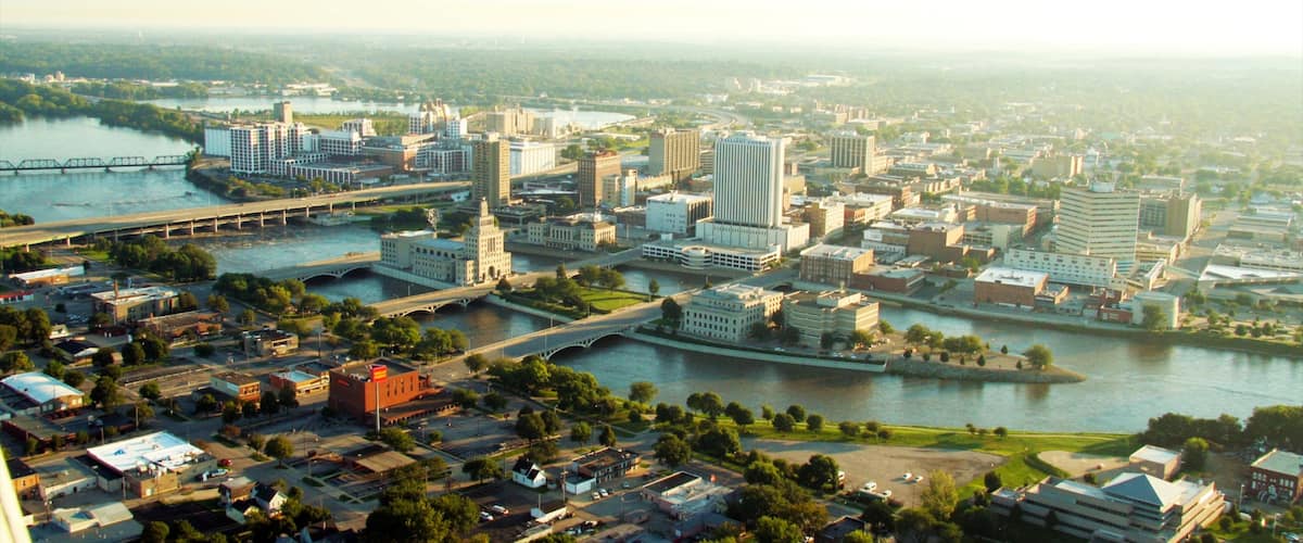 Cedar Rapids mostrando horizonte, arquitectura moderna y un río o arroyo
