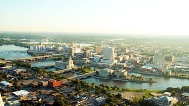 Cedar Rapids montrant silhouettes urbaines, rivière ou ruisseau et architecture moderne