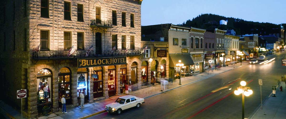 Deadwood mostrando escenas nocturnas, un hotel y señalización