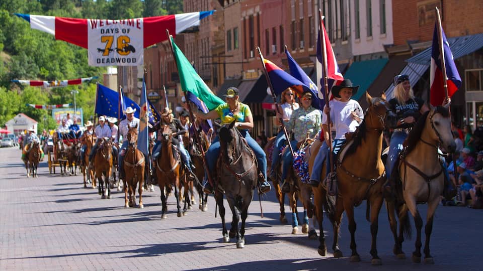 Deadwood featuring street scenes, signage and street performance