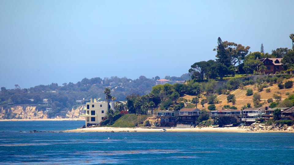 Malibú mostrando vistas generales de la costa, una ciudad costera y una playa de arena