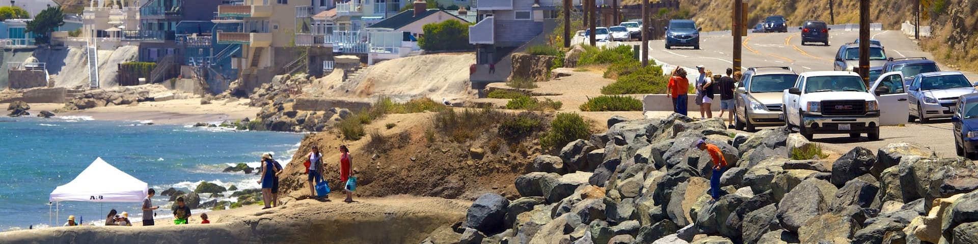 Malibu presenterar kustutsikter, klippig kustlinje och en kuststad