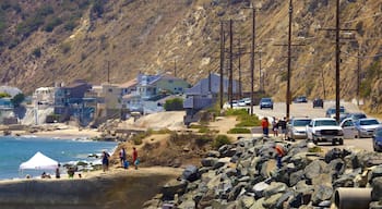 Malibu mostrando paisagens litorâneas, uma cidade litorânea e litoral acidentado