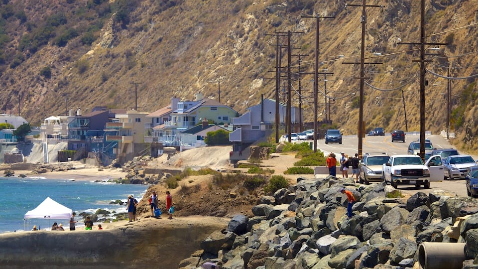 Malibu presenterar kustutsikter, klippig kustlinje och en kuststad