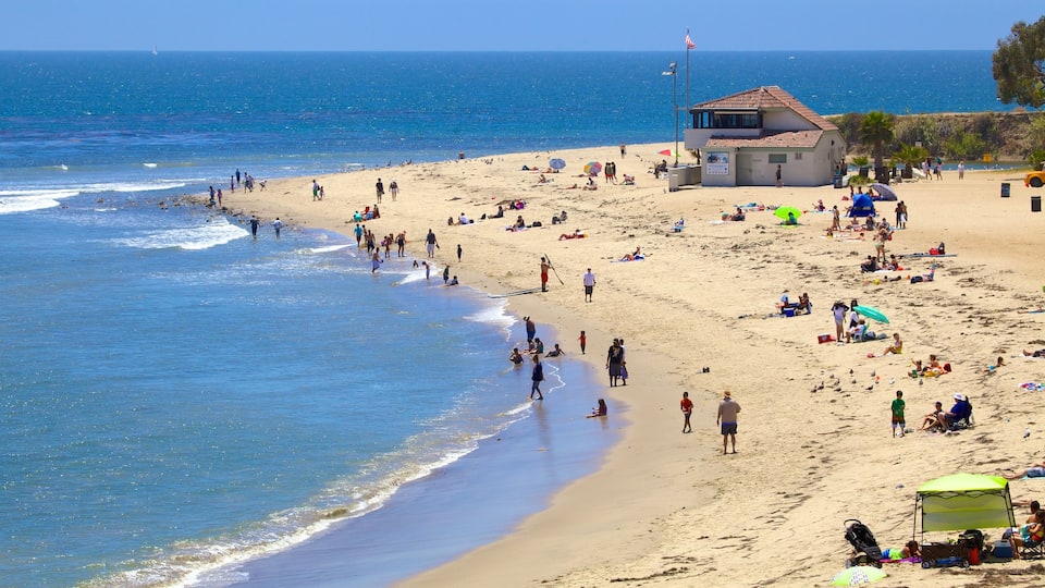 Malibú que incluye natación, una playa de arena y vistas generales de la costa