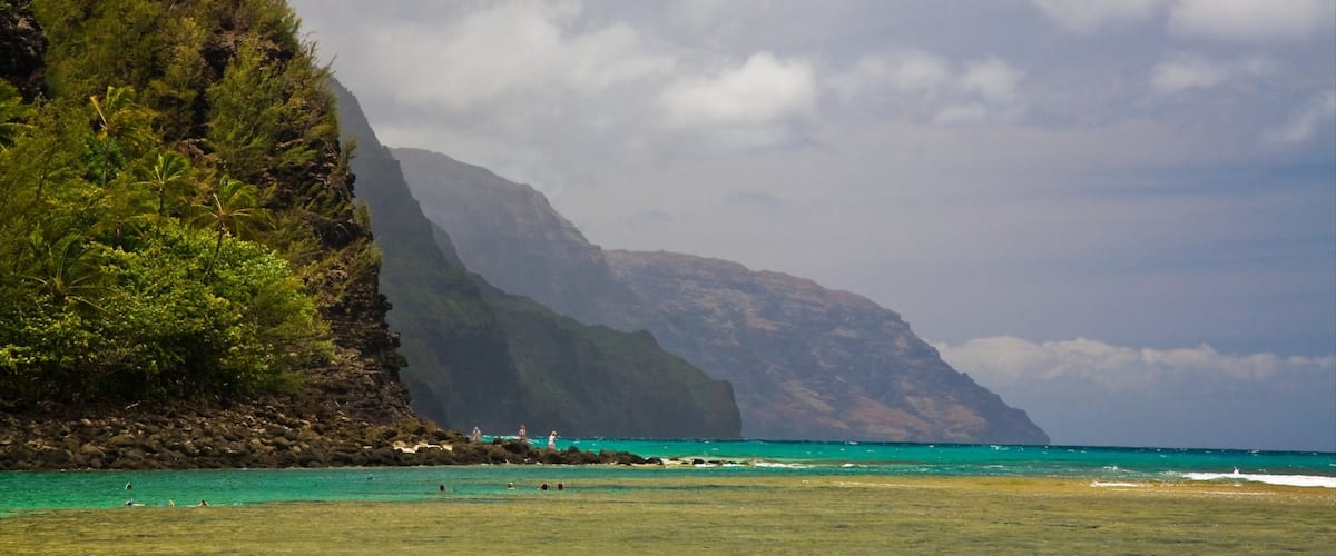 Haena featuring rugged coastline, mountains and a beach