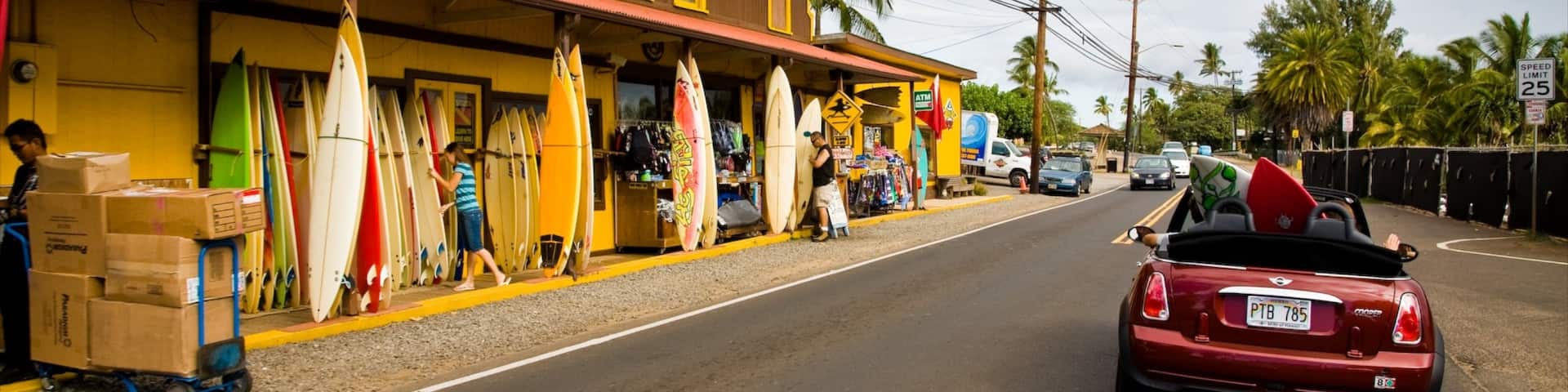 Haleiwa featuring street scenes and a small town or village as well as a small group of people