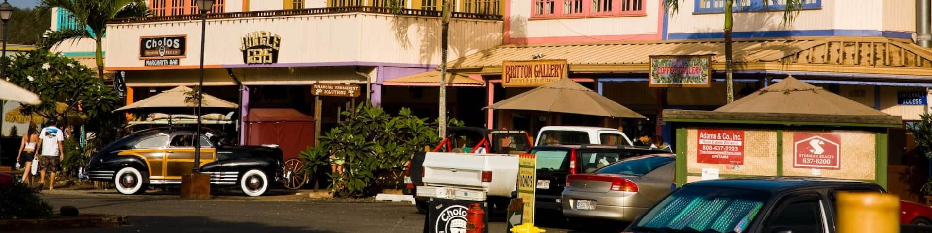 Haleiwa which includes street scenes