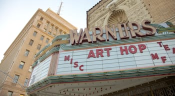 Fresno montrant scènes de théâtre et signalisation