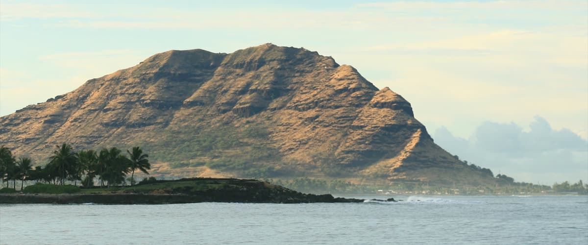 Makaha which includes rugged coastline, mountains and island images