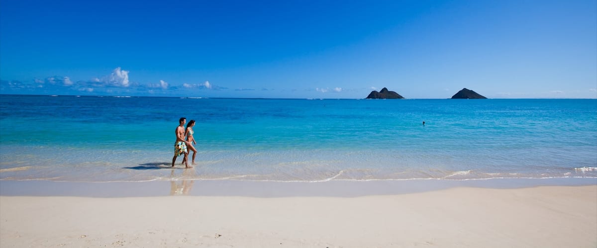 Kailua Beach mettant en vedette plage de sable et panoramas aussi bien que couple