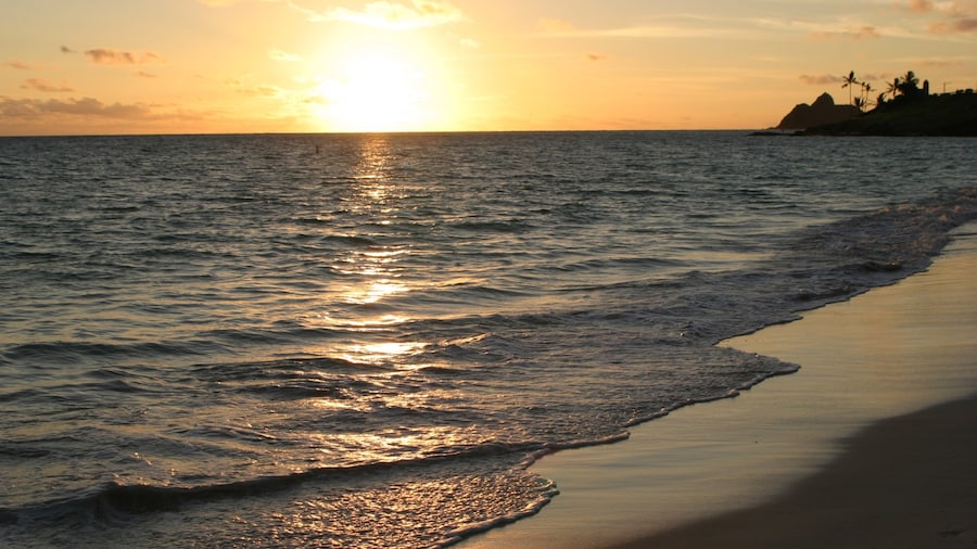 Waimanalo Beach que incluye una puesta de sol, una playa de arena y vistas de paisajes