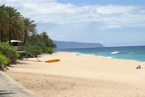 Sunset Beach welches beinhaltet tropische Szenerien, Landschaften und Strand