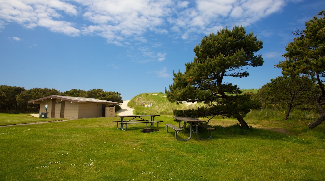 South Beach State Park inclusief een klein stadje of dorpje, landschappen en een tuin