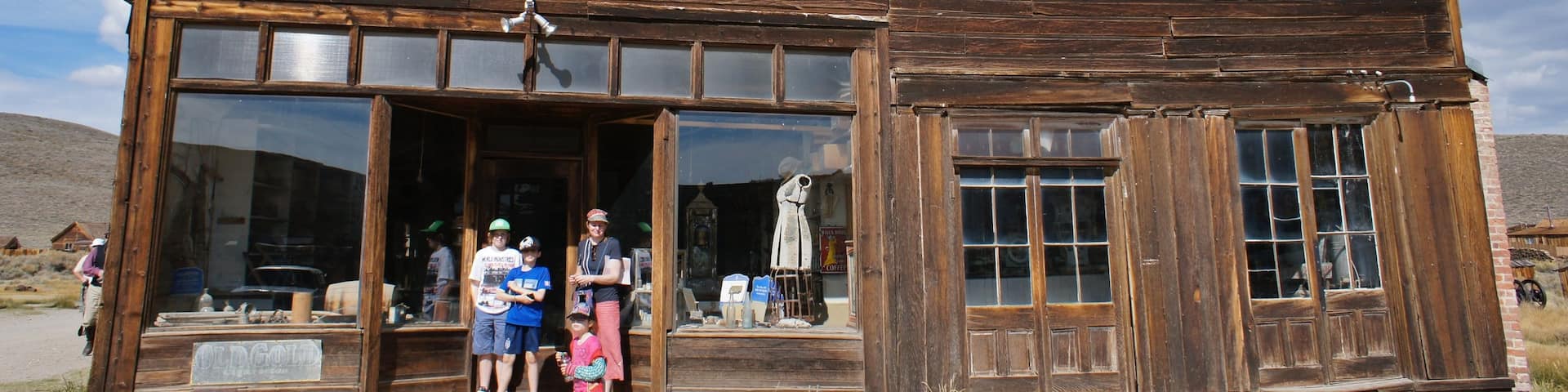 Bodie Historic District showing a small town or village and tranquil scenes as well as children