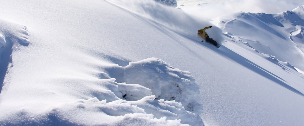 Mount Hutt Skifield showing snow, landscape views and snowboarding