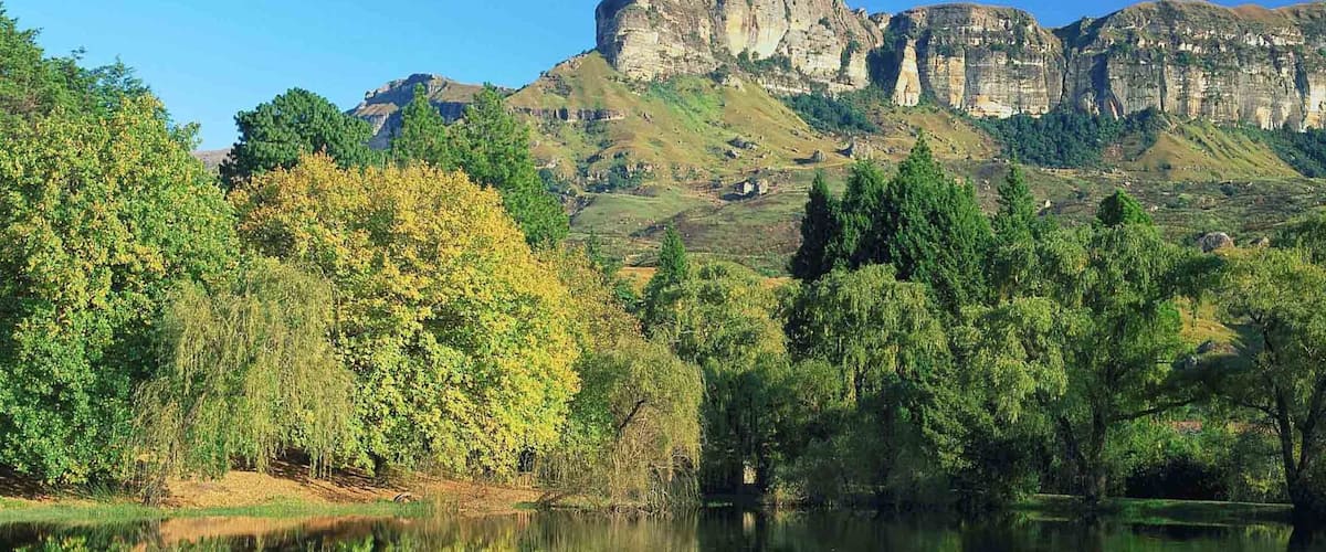 KwaZulu-Natal mostrando un lago o abrevadero, montañas y vistas de paisajes