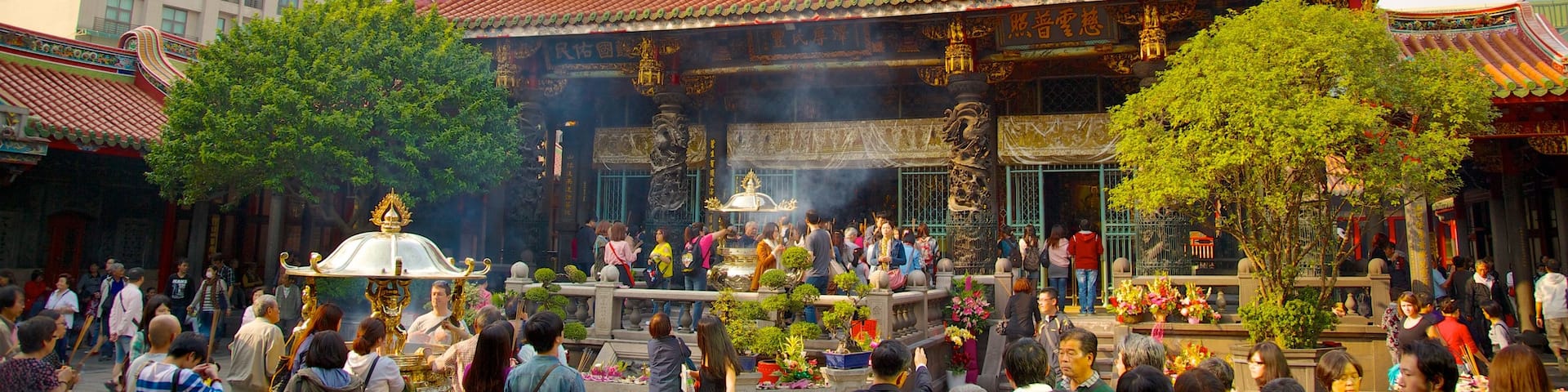 Templo Longshan que incluye aspectos religiosos, un templo o lugar de culto y una ciudad
