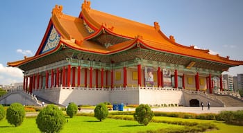 Taipei featuring theatre scenes, religious elements and heritage architecture