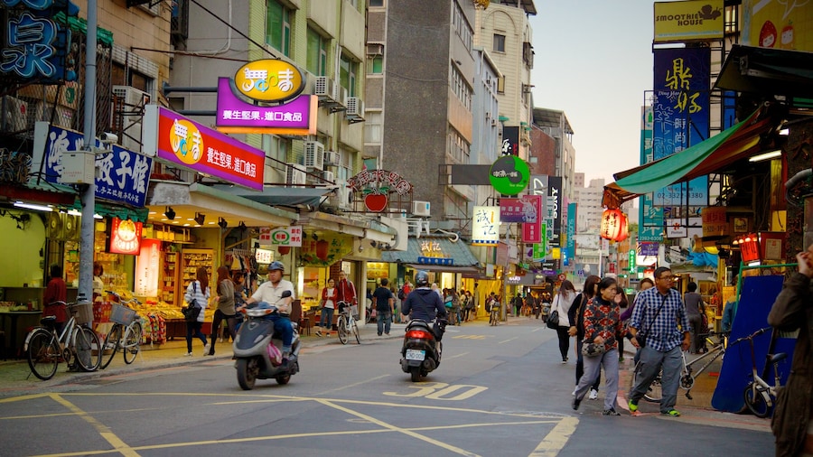 Rua Yong Kang mostrando uma cidade, compras e passeio de moto