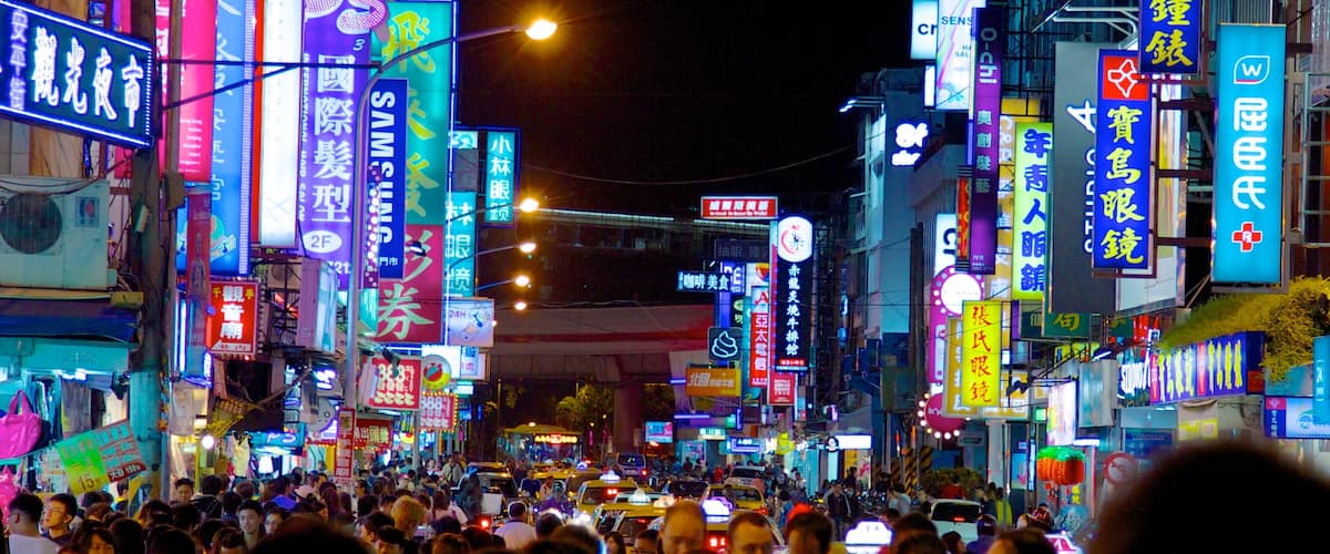 Shilin Night Market showing city views, markets and signage