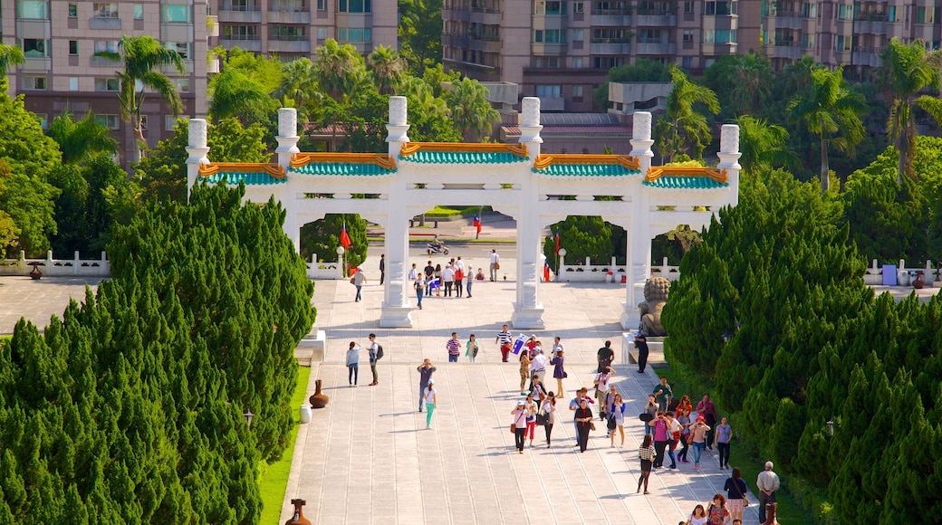 National Palace Museum som inkluderar ett torg och chateau eller palats såväl som en stor grupp av människor