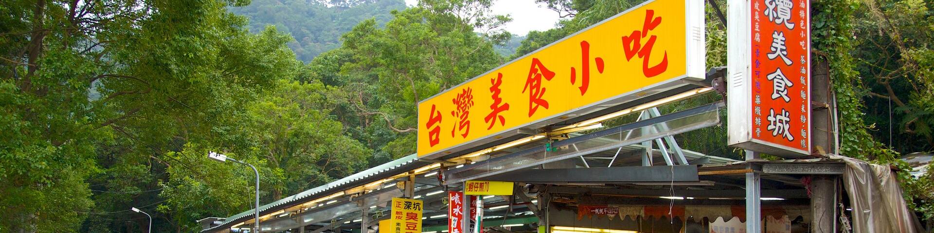Taipei showing signage and street scenes