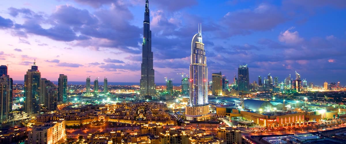 Dubai mit einem Skyline, Sonnenuntergang und Stadt