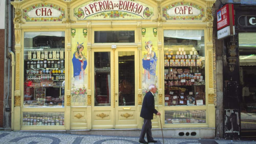 Porto mit einem Stadt, Outdoor-Kunst und Einkaufen