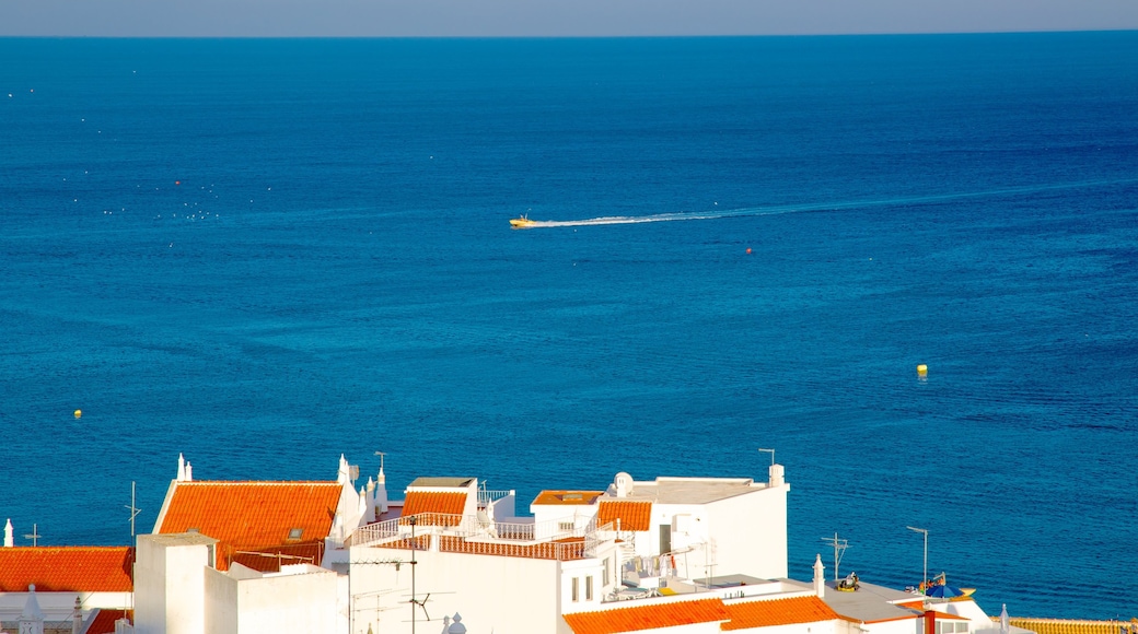 Albufeira ofreciendo vistas generales de la costa y una ciudad costera