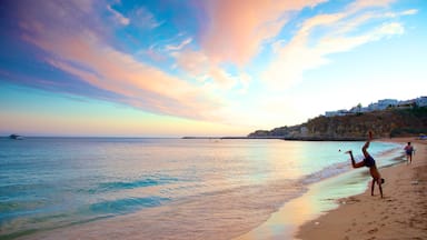 Albufeira qui includes panoramas et plage aussi bien que homme