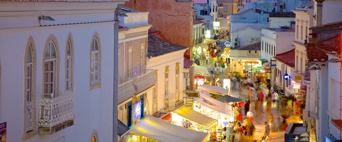 Albufeira inclusief een klein stadje of dorpje, straten en een kuststadje