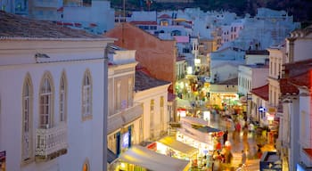 Albufeira inclusief een klein stadje of dorpje, straten en een kuststadje