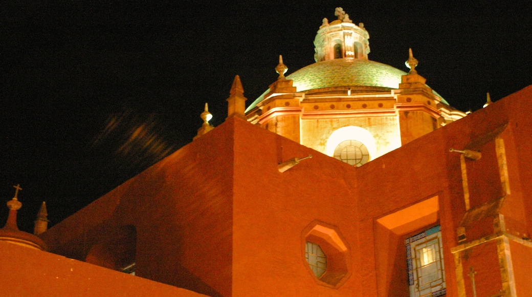 Queretaro som inkluderar historisk arkitektur, en kyrka eller katedral och nattliv