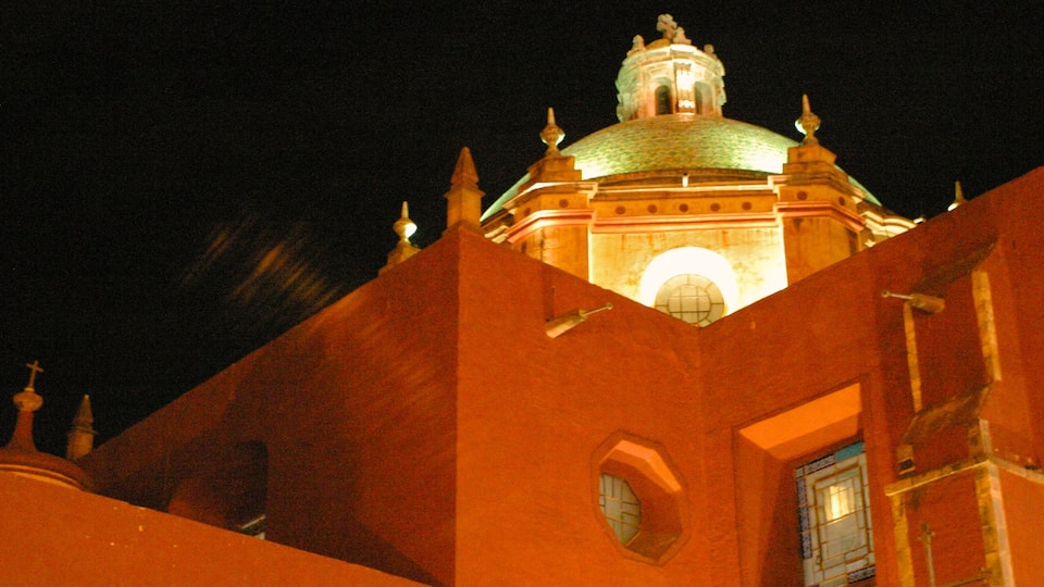 Querétaro montrant scènes de nuit, église ou cathédrale et patrimoine architectural