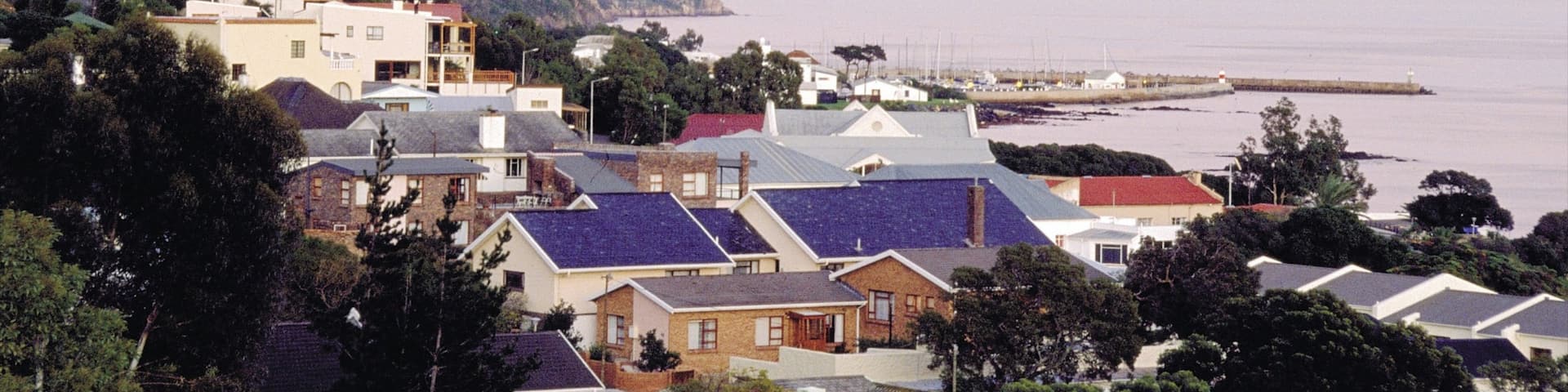 Gordon\'s Bay das einen Küstenort, Bucht oder Hafen und Sonnenuntergang