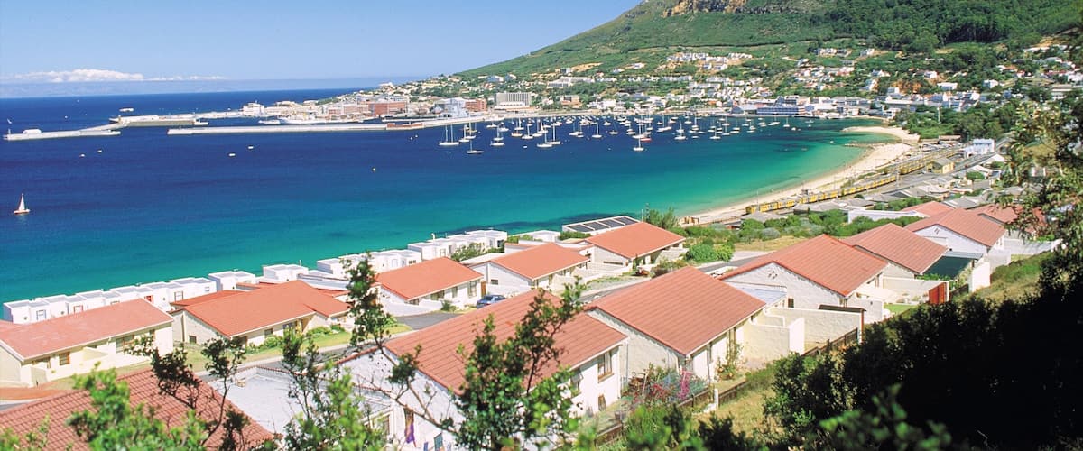 Simon\'s Town which includes mountains, boating and a luxury hotel or resort