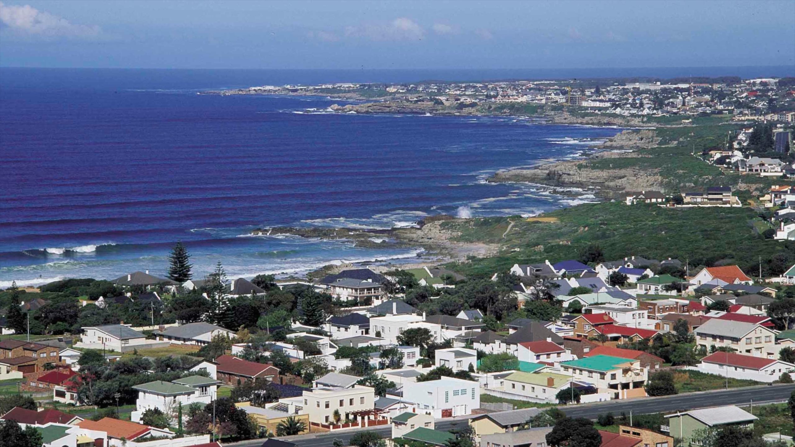 Hermanus som viser en bugt eller havn, udsigt over kystområde og en kystby