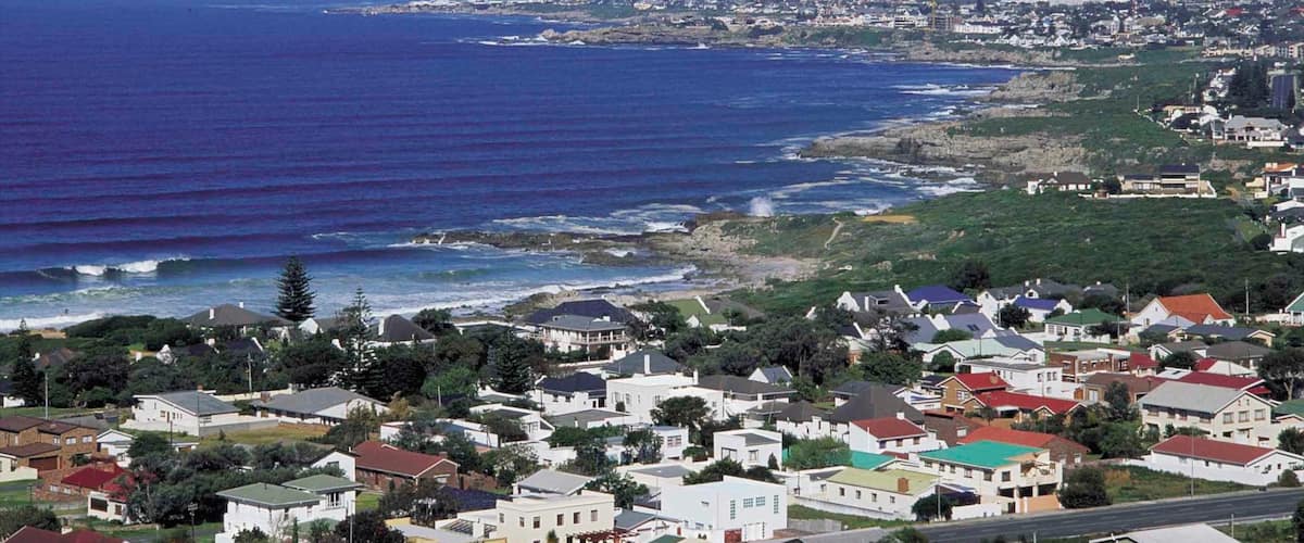 Hermanus que incluye vistas generales de la costa, una bahía o puerto y una ciudad costera