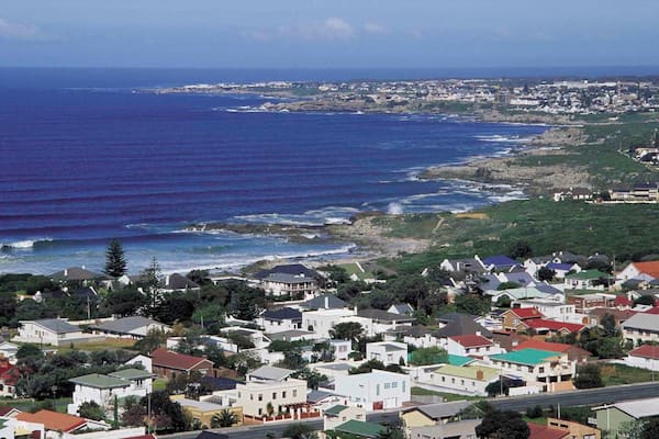 Hermanus welches beinhaltet Küstenort, Bucht oder Hafen und allgemeine Küstenansicht
