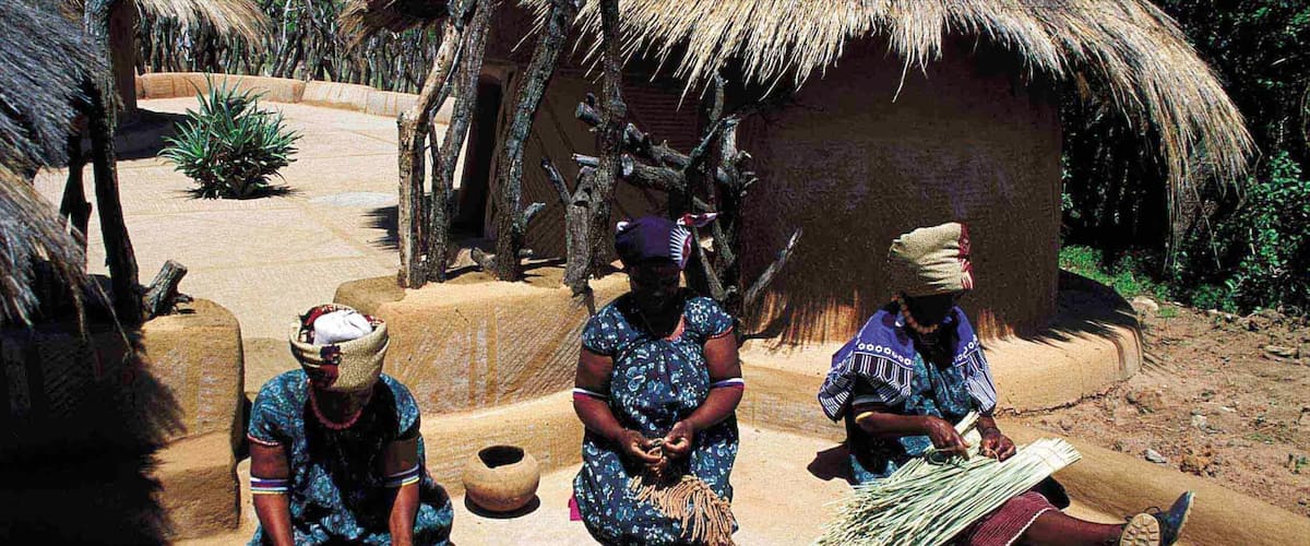 Polokwane que incluye cultura indígena y una pequeña ciudad o pueblo