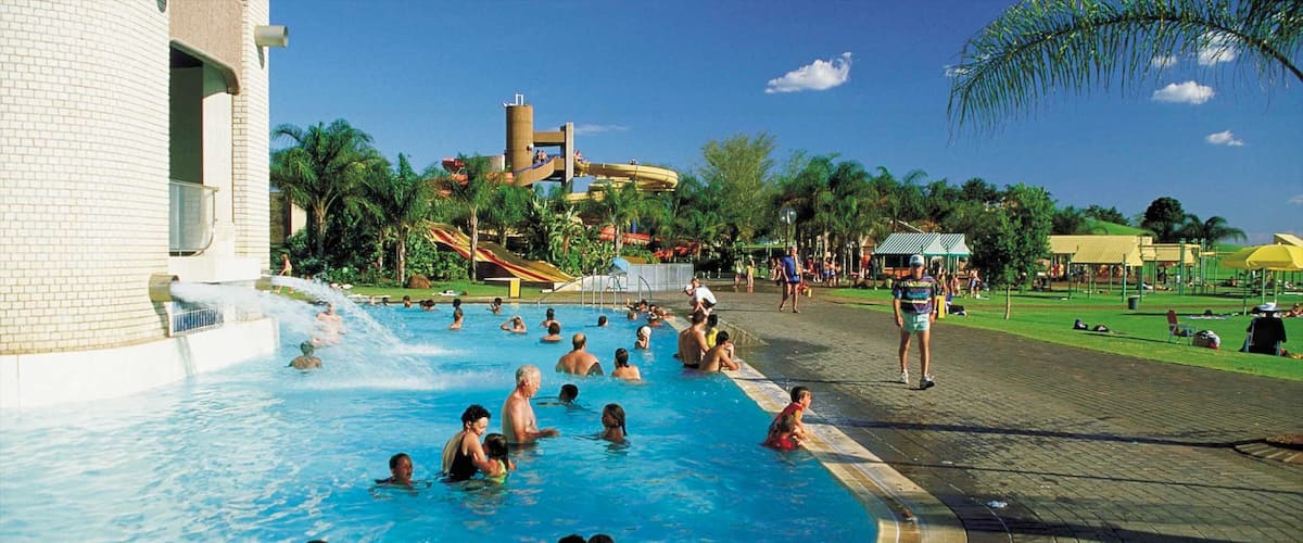 Bela-Bela montrant baignade, balades et piscine