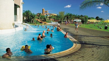 Bela-Bela das einen Pool, Luxushotel oder Resort und Teich