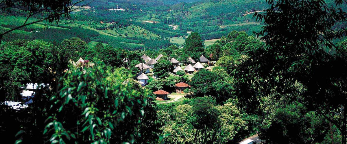 Magoebaskloof mostrando montañas, una pequeña ciudad o pueblo y vistas de paisajes