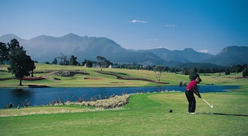 Somerset West showing landscape views, a pond and mountains