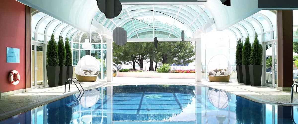 Monaco che include piscina, vista interna e architettura moderna