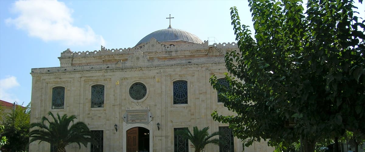 Heraklion ofreciendo una ciudad, una iglesia o catedral y patrimonio de arquitectura