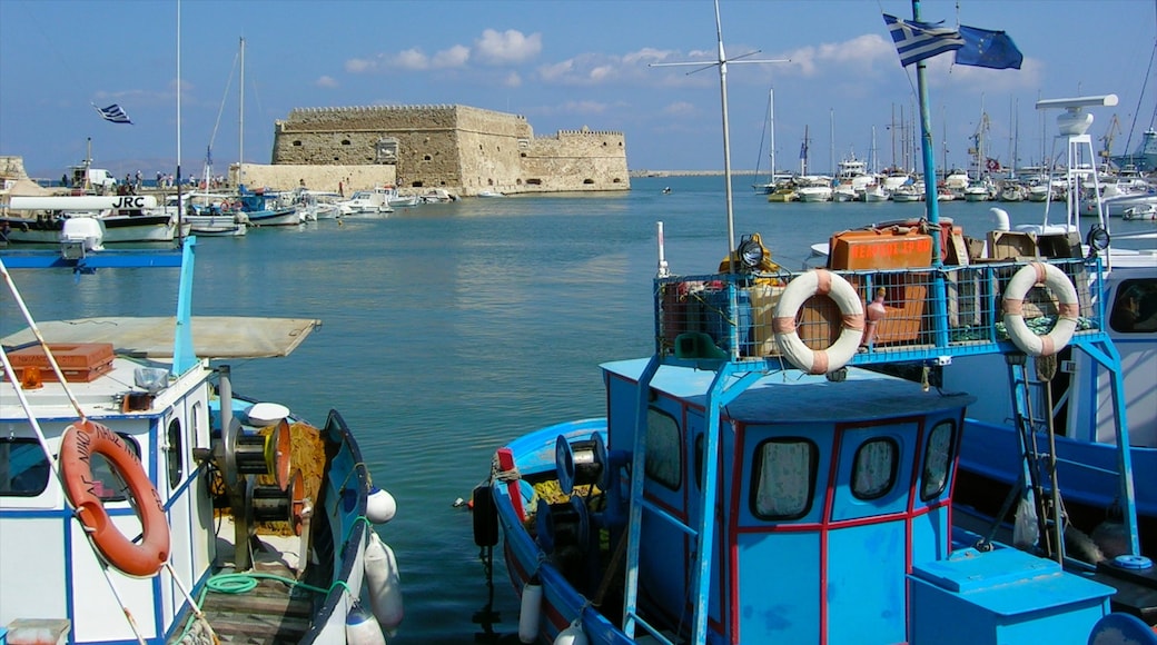 Heraklion mostrando arquitectura patrimonial, embarcaciones y una localidad costera