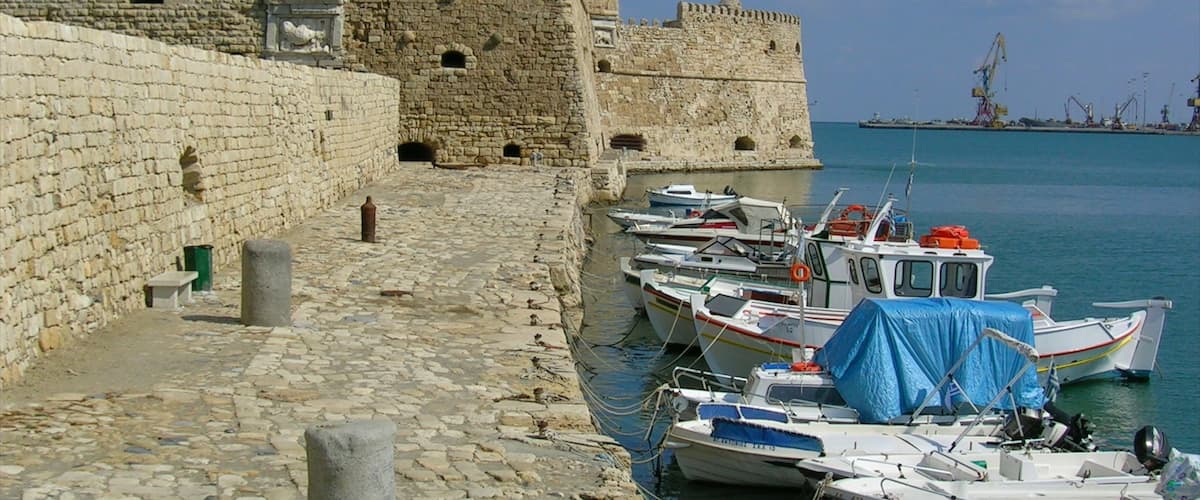 Heraklion mit einem Bootfahren, historische Architektur und allgemeine Küstenansicht